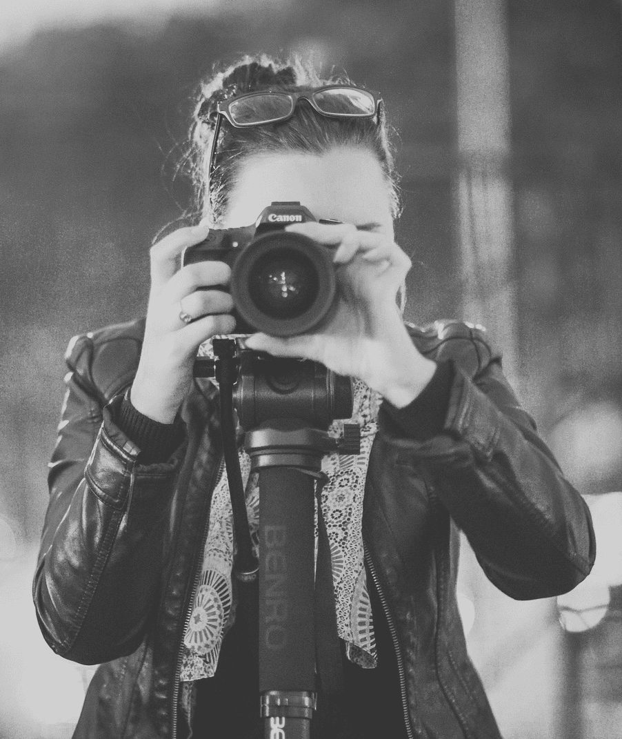 Detektivin bei professioneller Ermittlungsarbeit mit Kamera