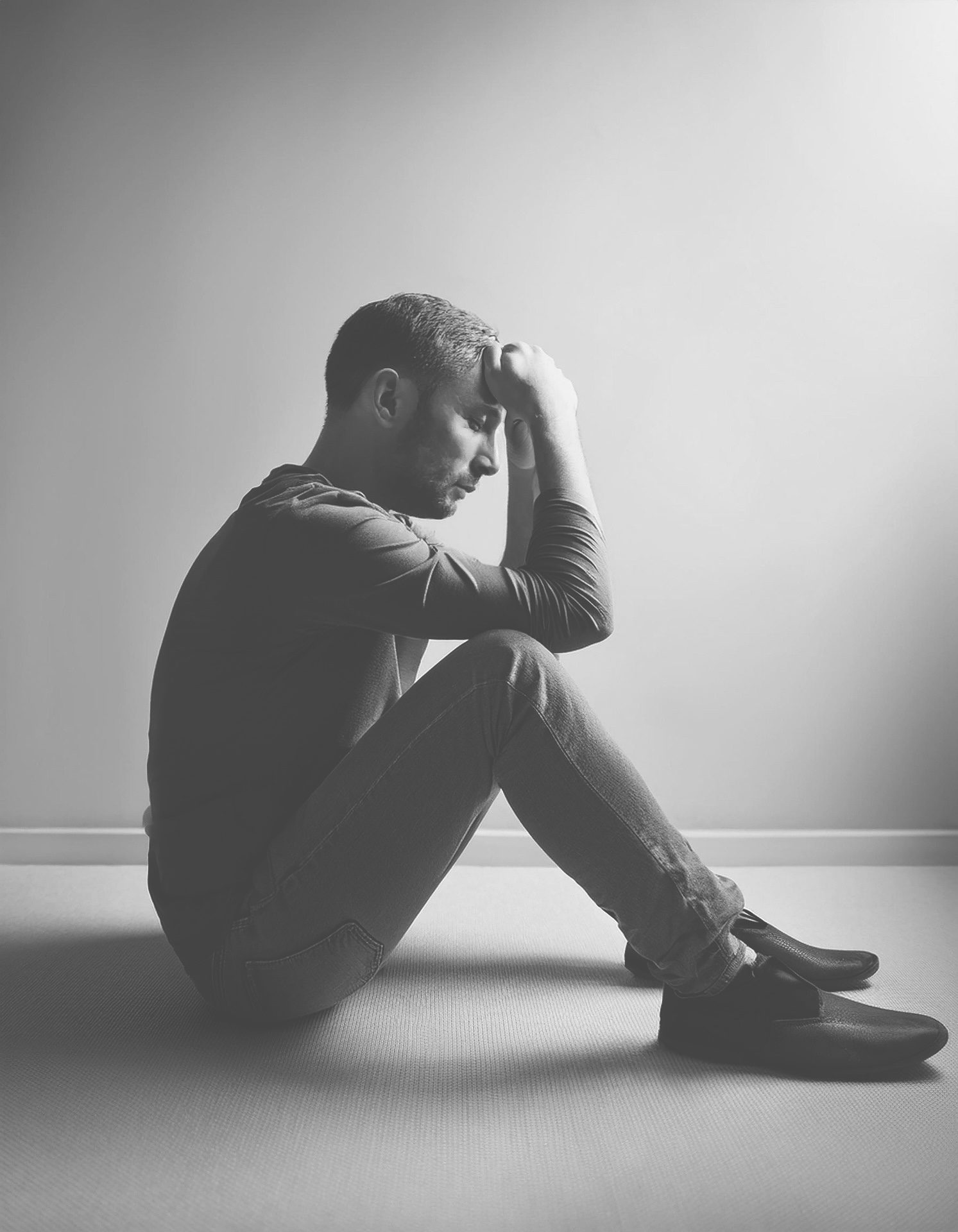 Privatkunde in einer belastenden Situation erhält diskrete Ermittlungsberatung durch einen Privatdetektiv